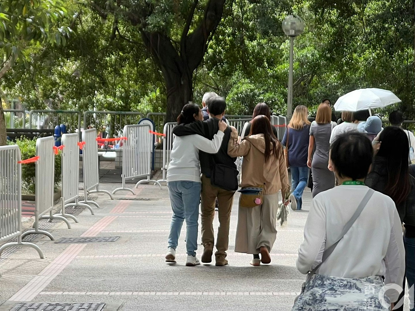 香港男子寻双亲见遗骸似相拥，内疚忆母最后说话，拥妻泪崩（组图） - 1