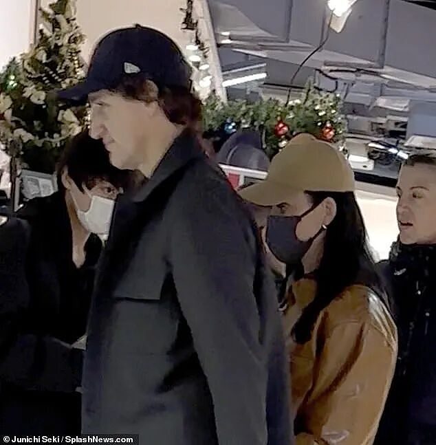 水果姐彻底沦陷! 特鲁多再上手段,游艇激吻,牵手招摇过市,新女友大呼兴奋(组图) - 2