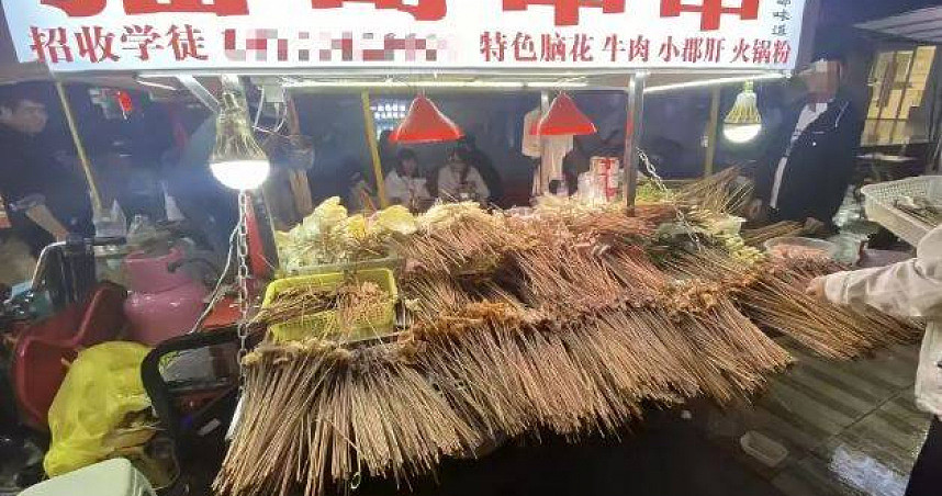 恶心！成都麻辣串串摊吃剩汤底倒回锅全被拍，老板呛：死了再赔命（图） - 1
