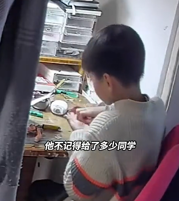 8岁男孩拆妈妈8克金项链,熔化成“金豆子”送给同学!妈妈:找回几率几乎为零(组图) - 5