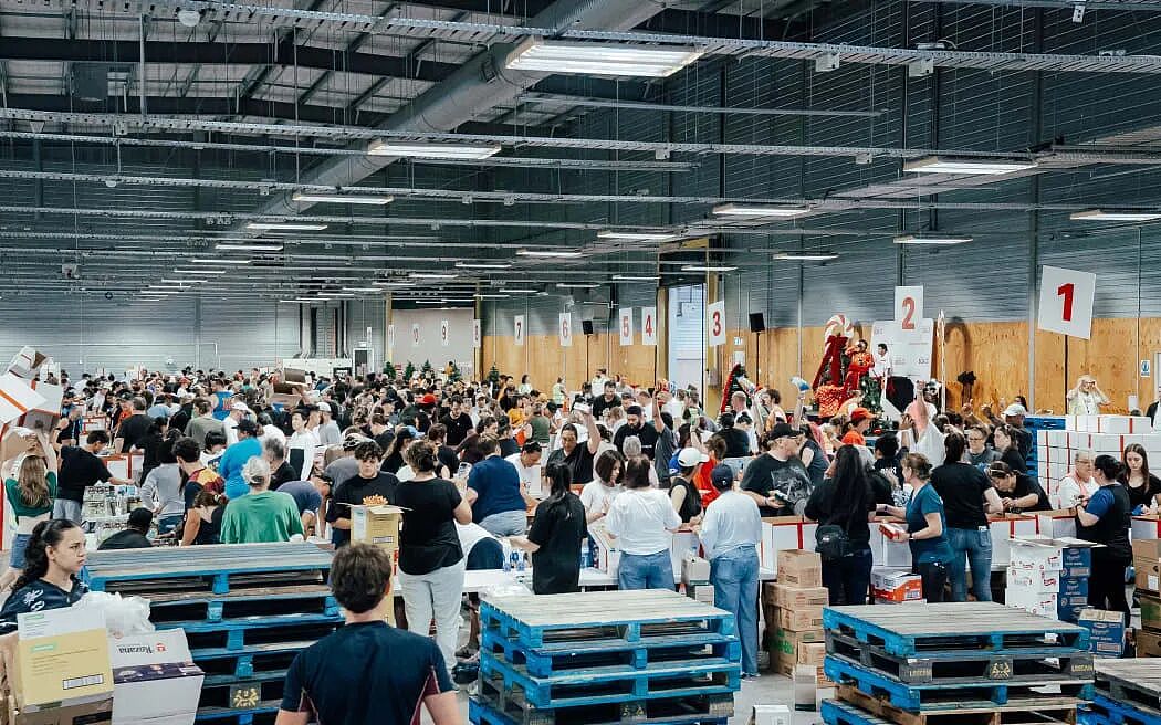 惊人阵容！2500人一起干！打包超3.5万个礼盒，这个圣诞充满奇迹与感动（组图） - 1