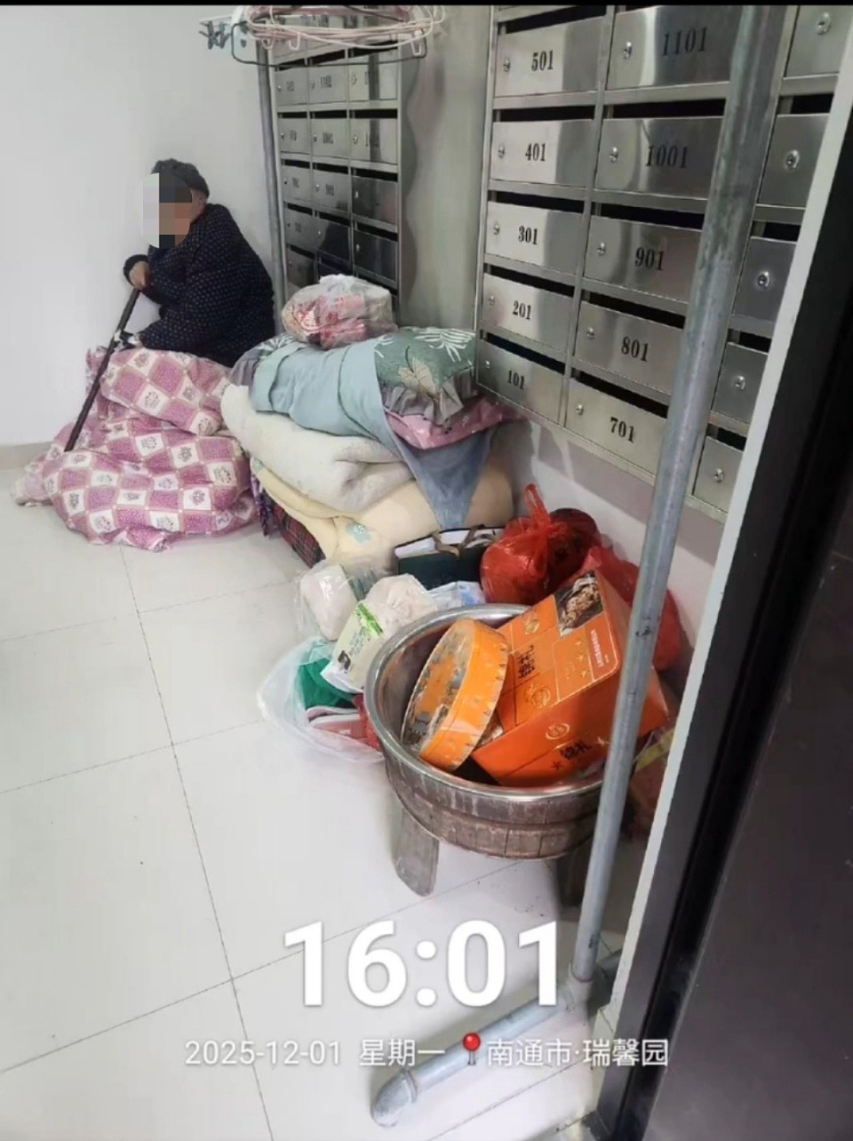 江苏南通94岁老人被发现在楼道打地铺！3儿2女不见踪影（视频/组图） - 3