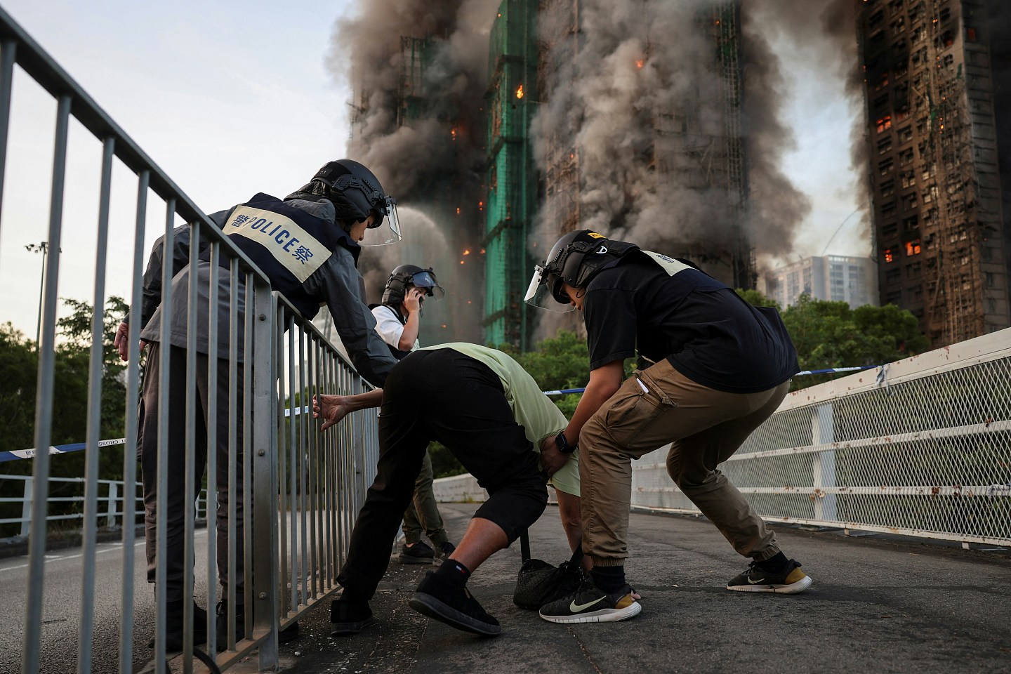 路透社香港大火老伯泪崩照震撼全球,子透露父早察觉不妥,出事前自行换掉窗外发泡胶(组图) - 8
