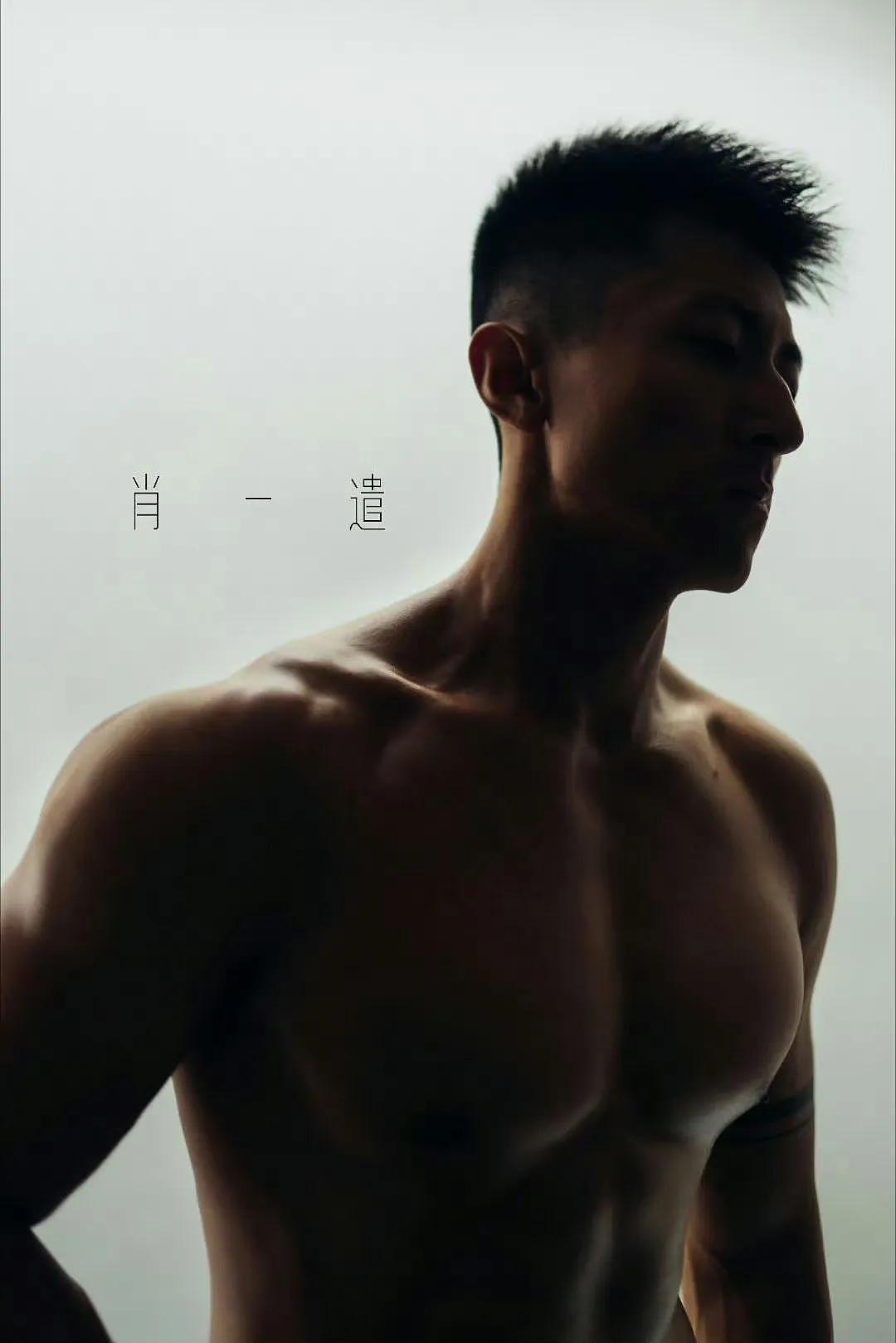 【帅哥】长相俊朗的健身肌肉男写真，宽肩细腰还挺有军人气质（组图） - 15