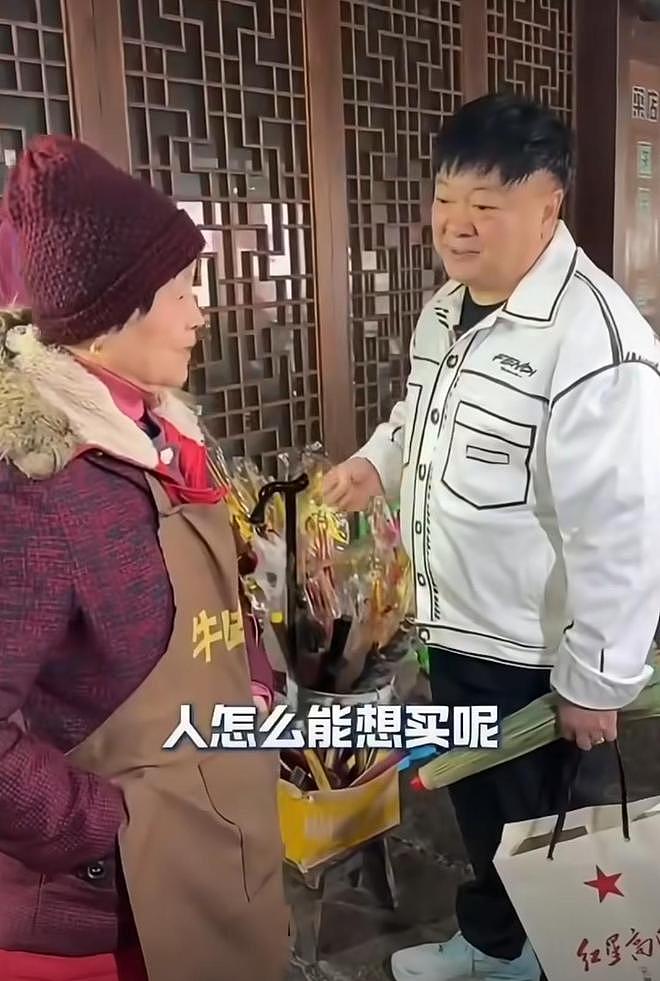 演员洪剑涛试戴帽子被要5元，不买不让戴，录视频闹大后景区道歉（组图） - 4
