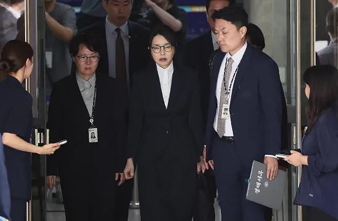 金建希“双腿发软”出庭,被求刑15年(组图) - 5