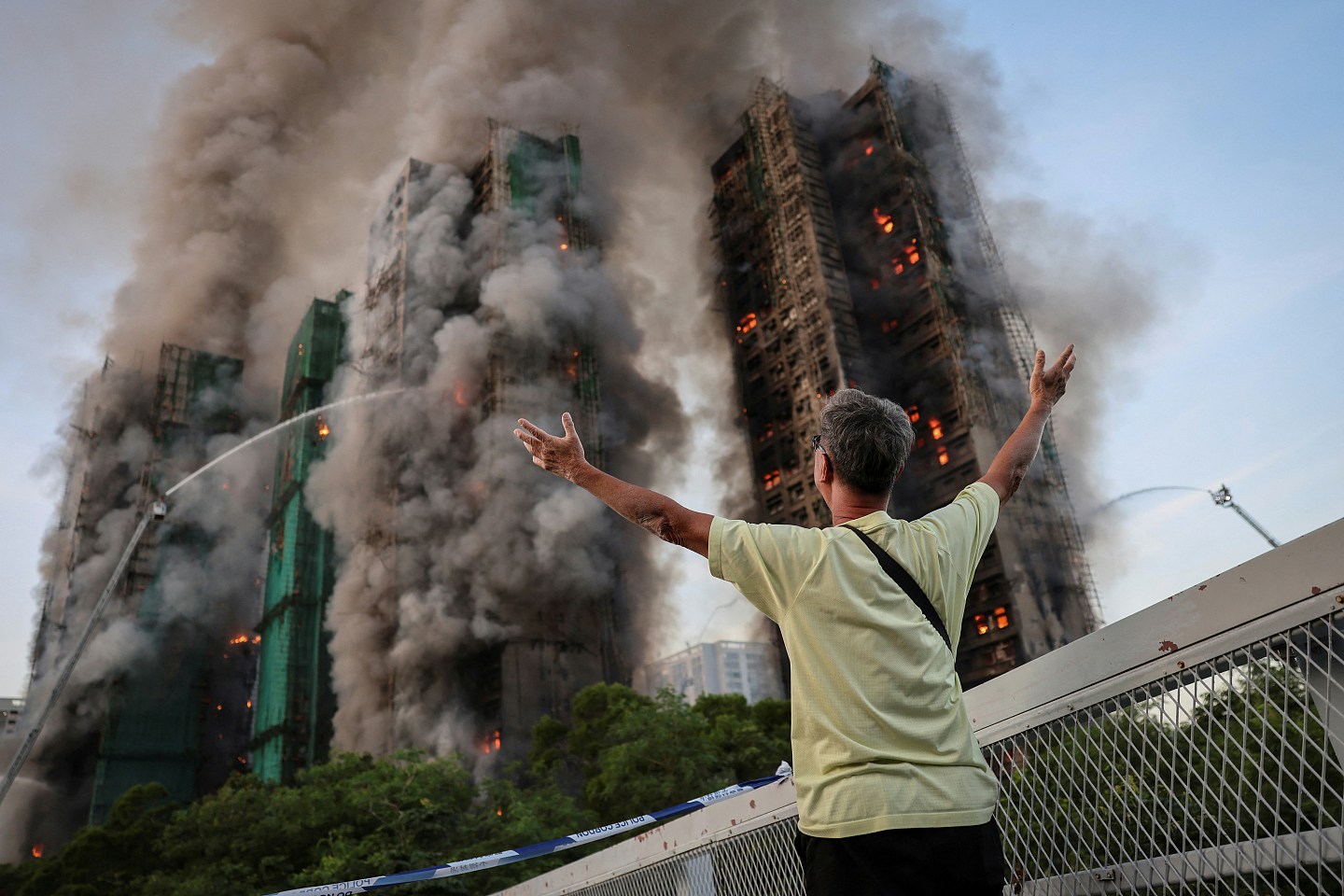 路透社香港大火老伯泪崩照震撼全球,子透露父早察觉不妥,出事前自行换掉窗外发泡胶(组图) - 11