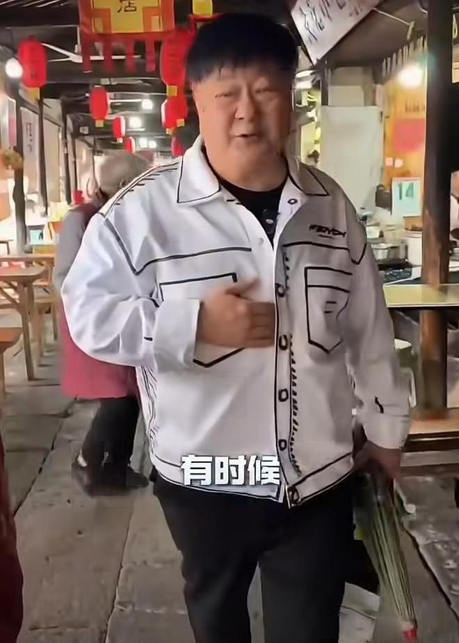 演员洪剑涛试戴帽子被要5元，不买不让戴，录视频闹大后景区道歉（组图） - 6