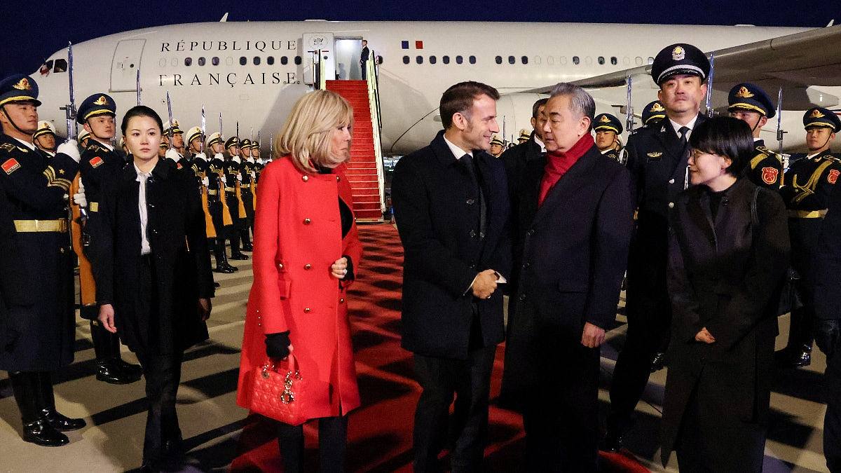 法国总统马克龙抵达北京展开第4次对中国国事访问，王毅接机（视频/组图） - 1