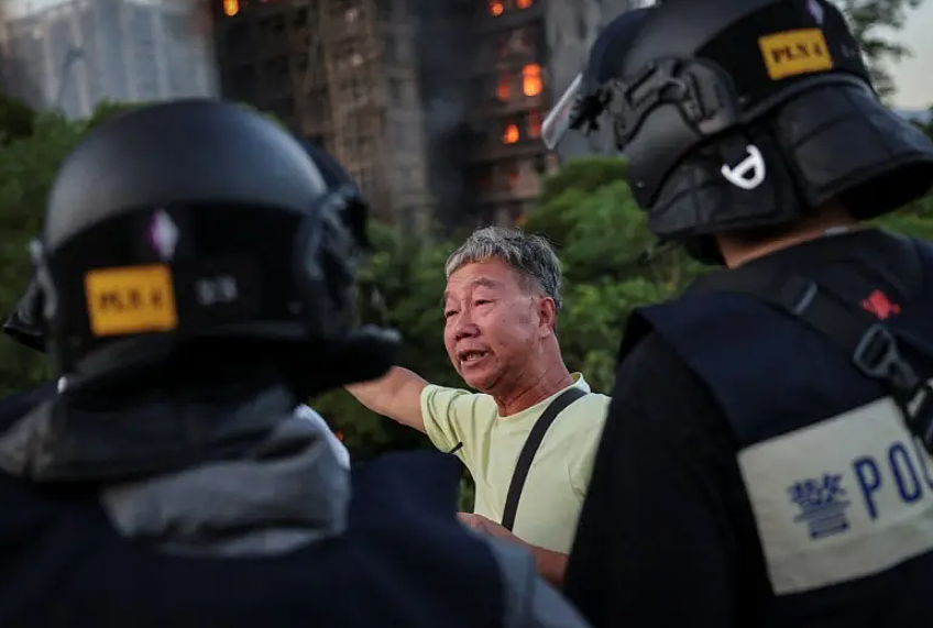 泪崩!71岁老翁举手痛哭成全港痛点:那天,他亲眼看着妻子被困火海…(组图) - 8