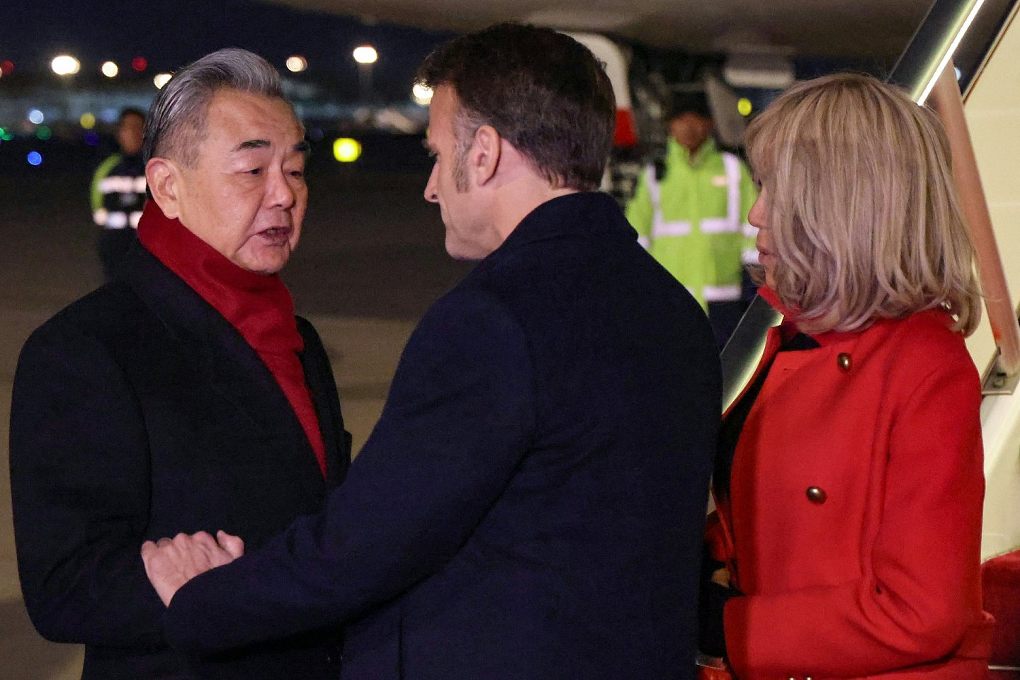 法国总统马克龙抵达北京展开第4次对中国国事访问，王毅接机（视频/组图） - 6