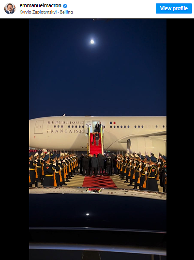 法国总统马克龙抵达北京展开第4次对中国国事访问，王毅接机（视频/组图） - 2