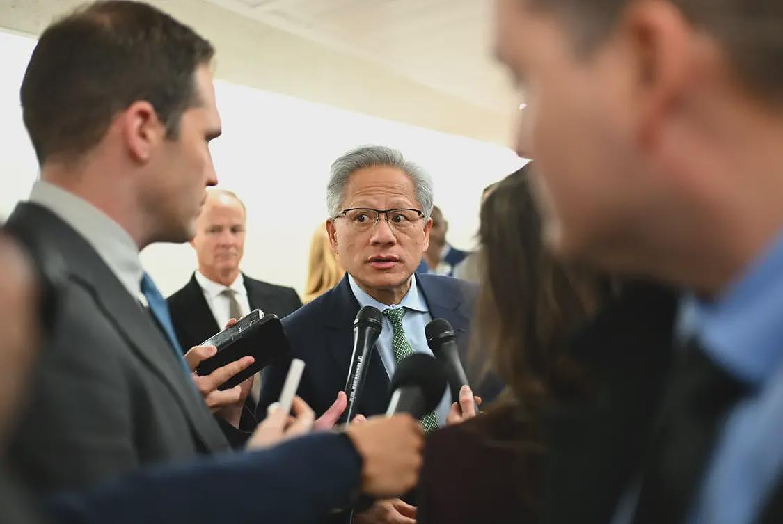 英伟达CEO黄仁勋与特朗普会面，讨论芯片出口管制（图） - 1