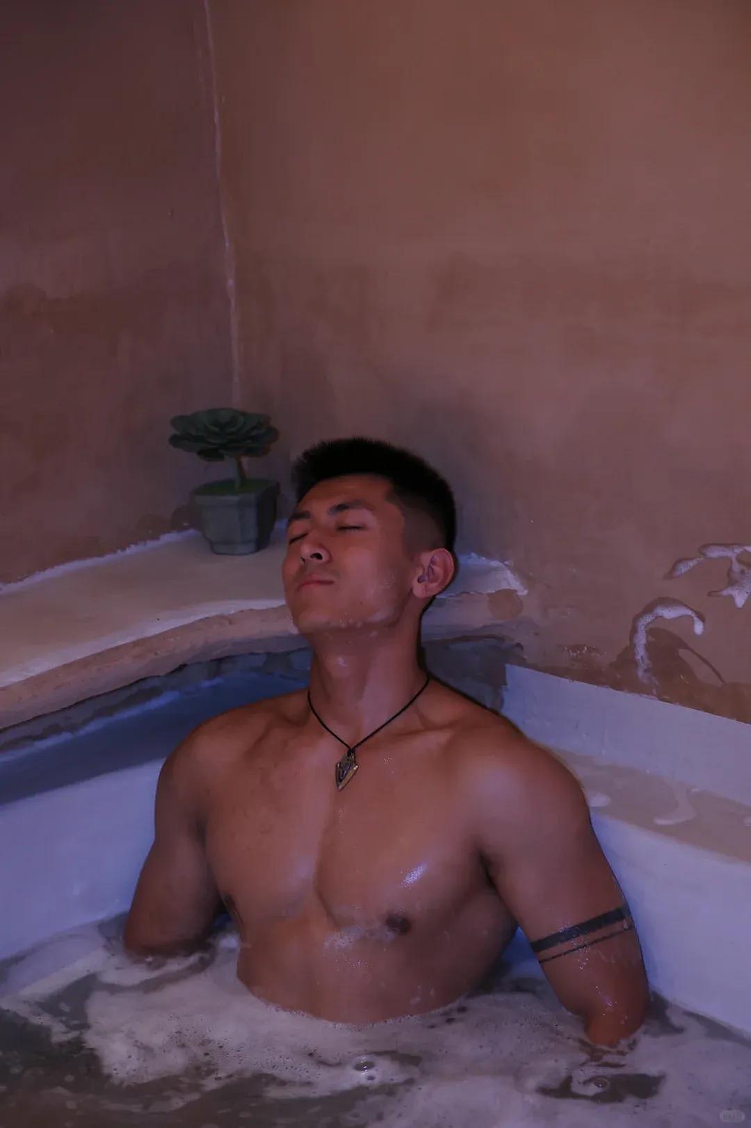 【帅哥】长相俊朗的健身肌肉男写真，宽肩细腰还挺有军人气质（组图） - 4