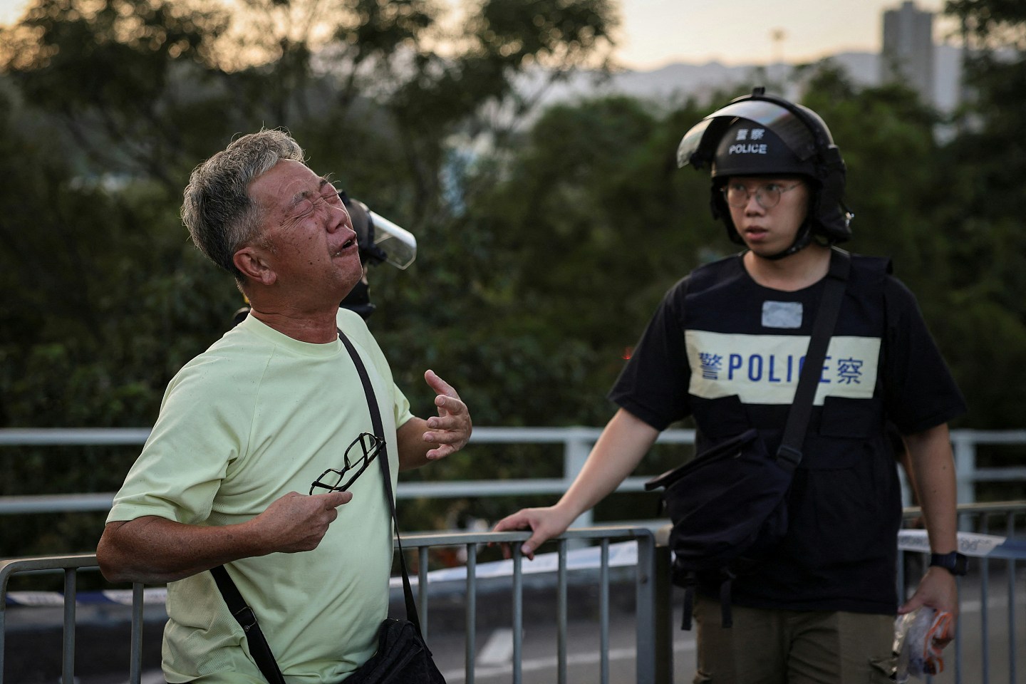 路透社香港大火老伯泪崩照震撼全球,子透露父早察觉不妥,出事前自行换掉窗外发泡胶(组图) - 7