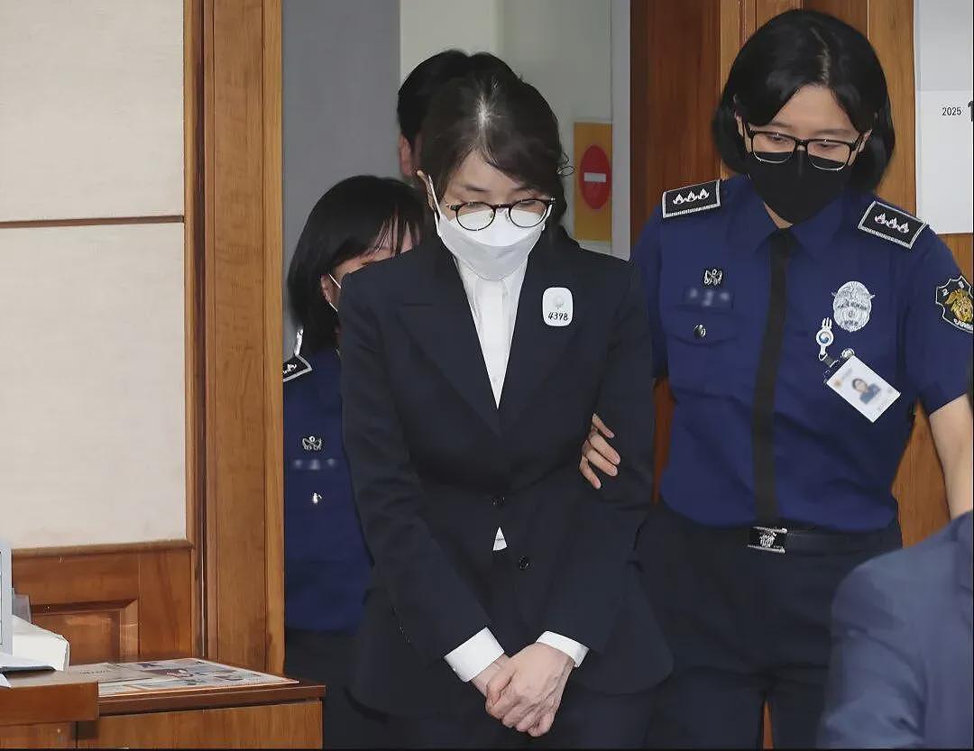 金建希“双腿发软”出庭,被求刑15年(组图) - 4