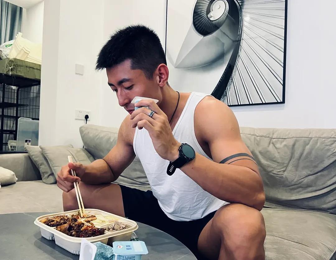【帅哥】长相俊朗的健身肌肉男写真，宽肩细腰还挺有军人气质（组图） - 12