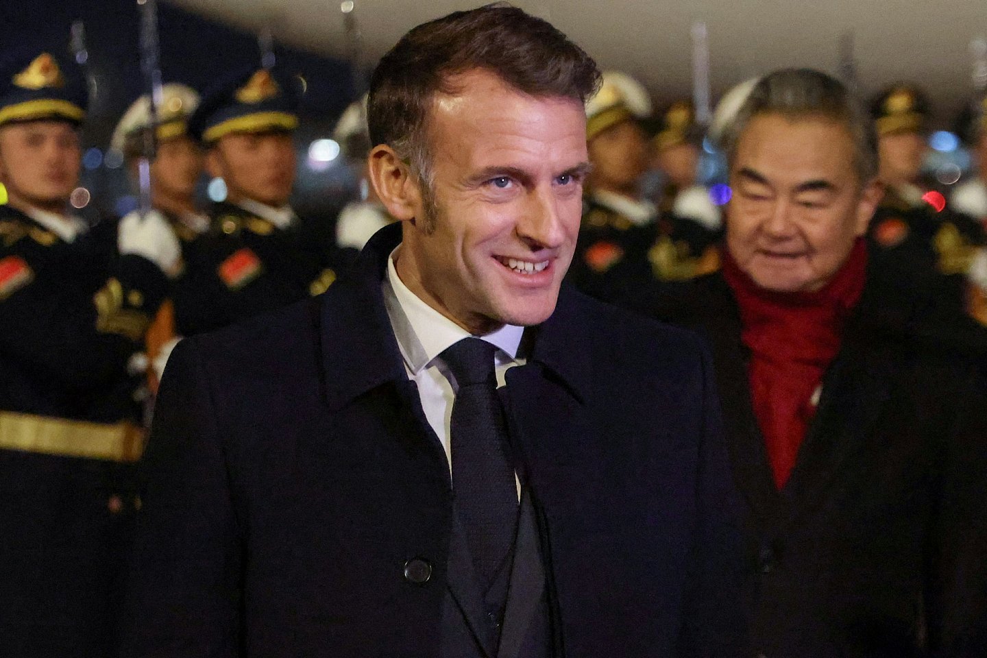 法国总统马克龙抵达北京展开第4次对中国国事访问，王毅接机（视频/组图） - 4