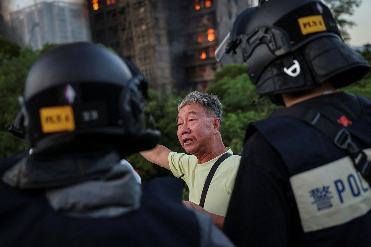 路透社香港大火老伯泪崩照震撼全球,子透露父早察觉不妥,出事前自行换掉窗外发泡胶(组图) - 12