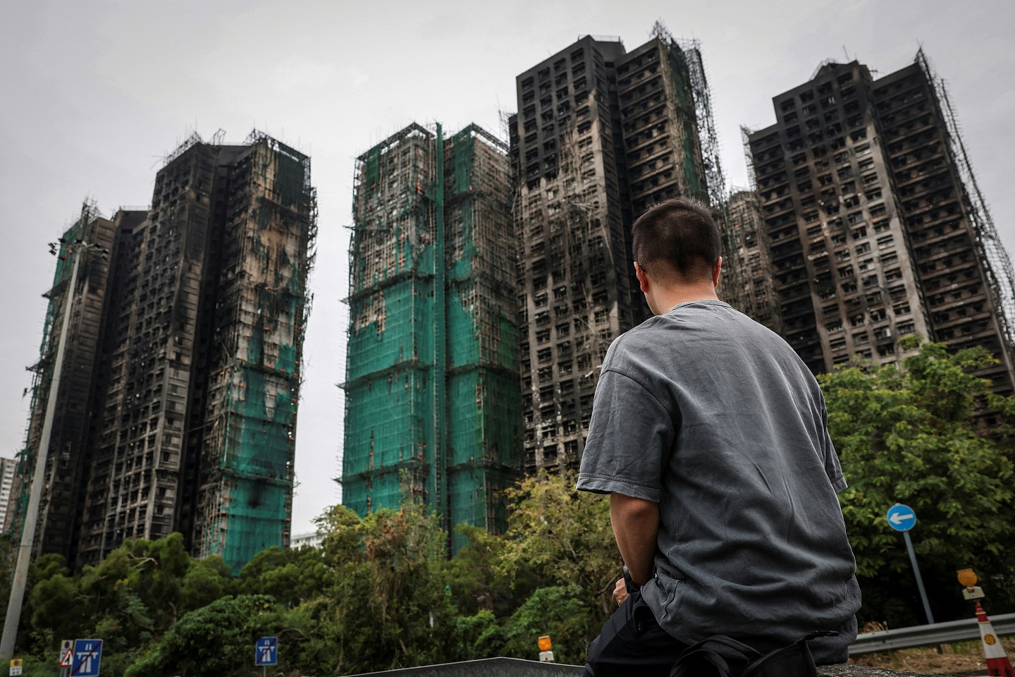 路透社香港大火老伯泪崩照震撼全球,子透露父早察觉不妥,出事前自行换掉窗外发泡胶(组图) - 9