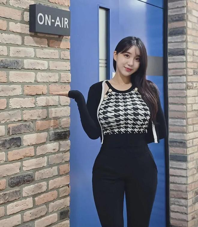 【美女】她又纯又欲,长相靓丽,火辣妖娆,S曲线让人看了还想看(组图) - 7