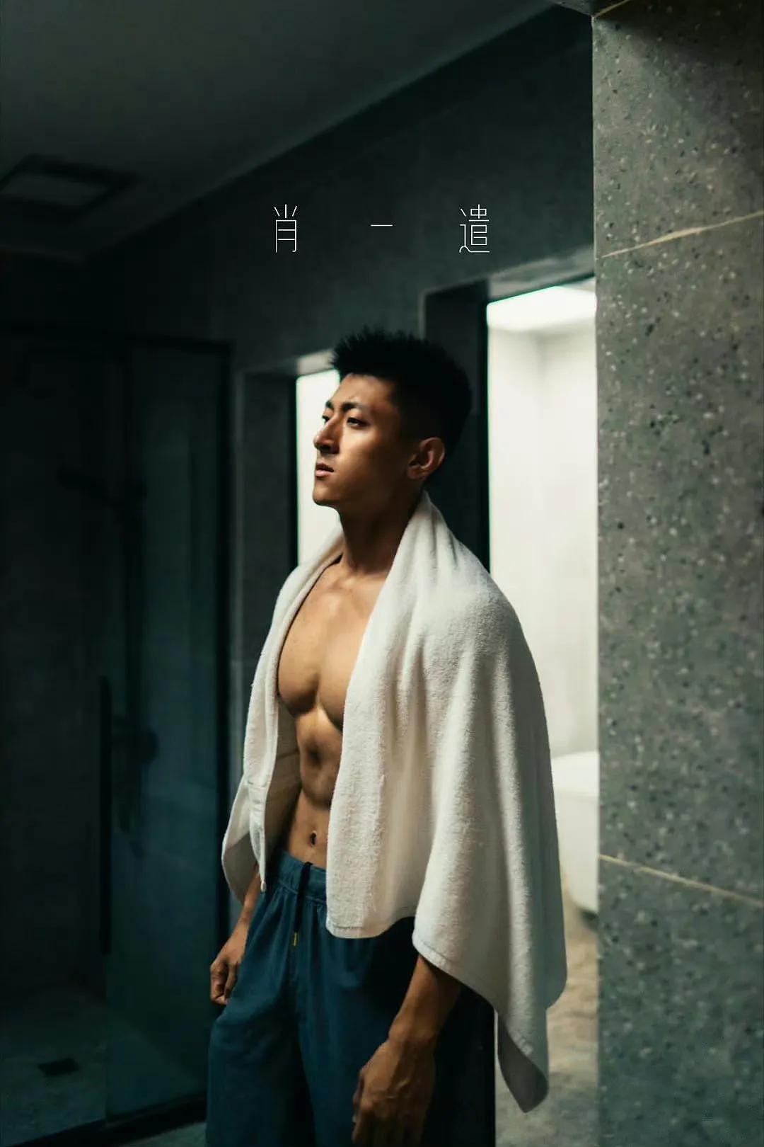 【帅哥】长相俊朗的健身肌肉男写真，宽肩细腰还挺有军人气质（组图） - 13
