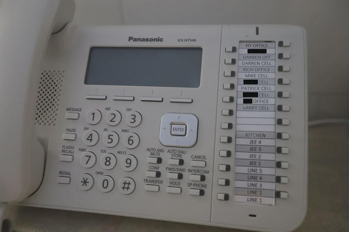 挂满面具的墙壁、写满名字的座机，爱泼斯坦“萝莉岛”内部照首度曝光（组图） - 2