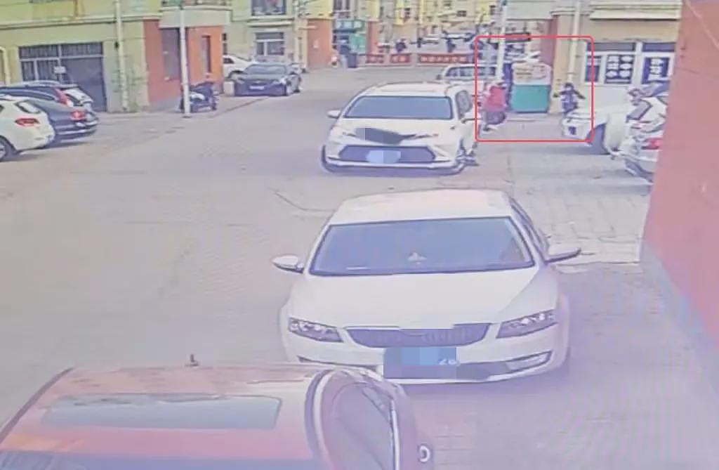 内蒙古女子疑因倒车失误致2人身亡：系当地法官...（组图） - 2
