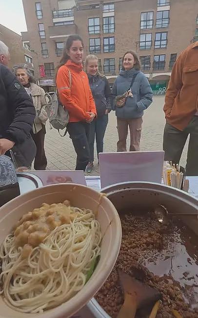 华人国外摆摊月入6万！博士夫妻失业后比利时卖碗杂面，原来这才是赚钱的真相…（组图） - 3