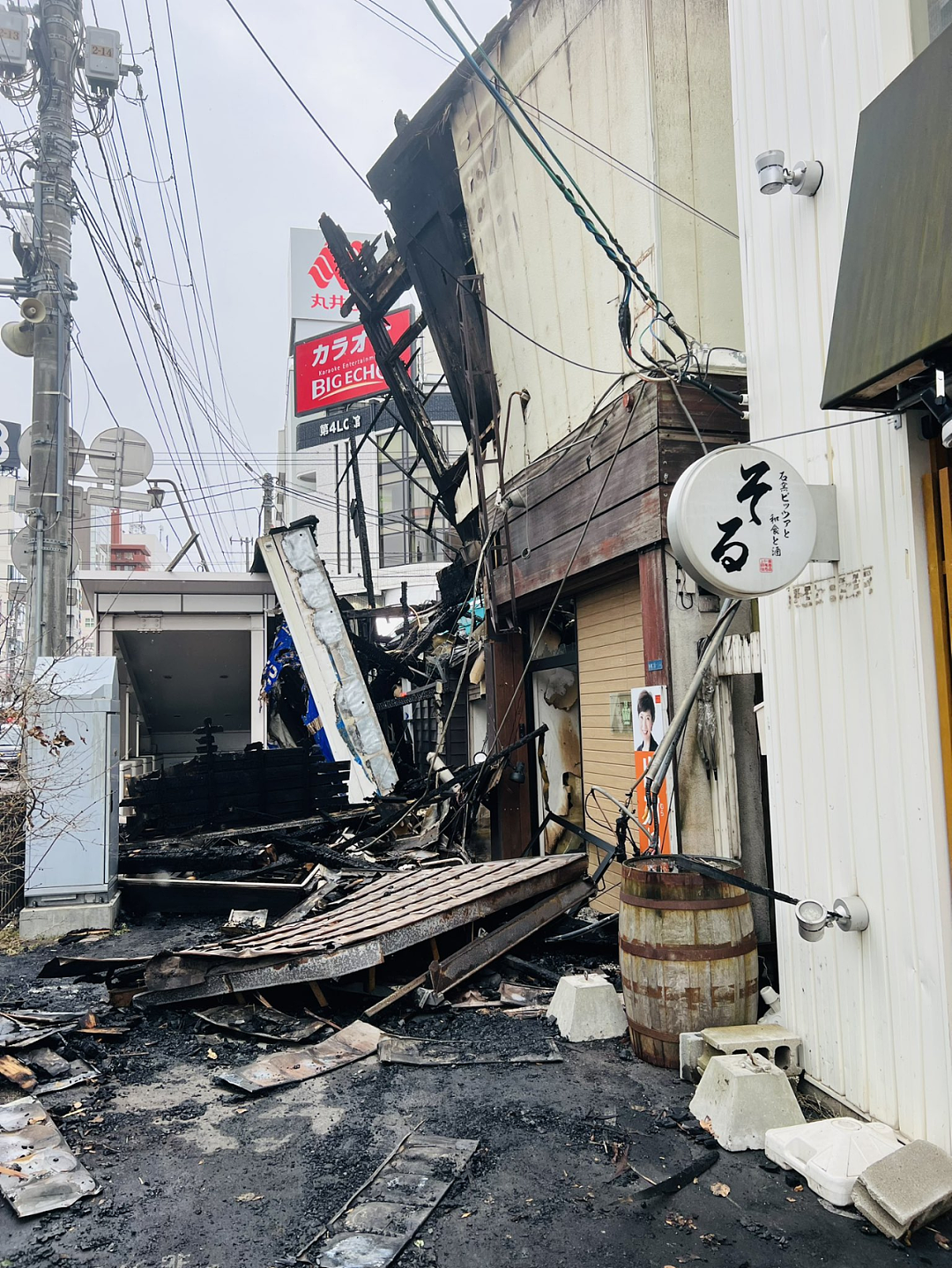 治安崩了?!火灾刚扑灭,日本民众在街头又抢又偷(组图) - 3