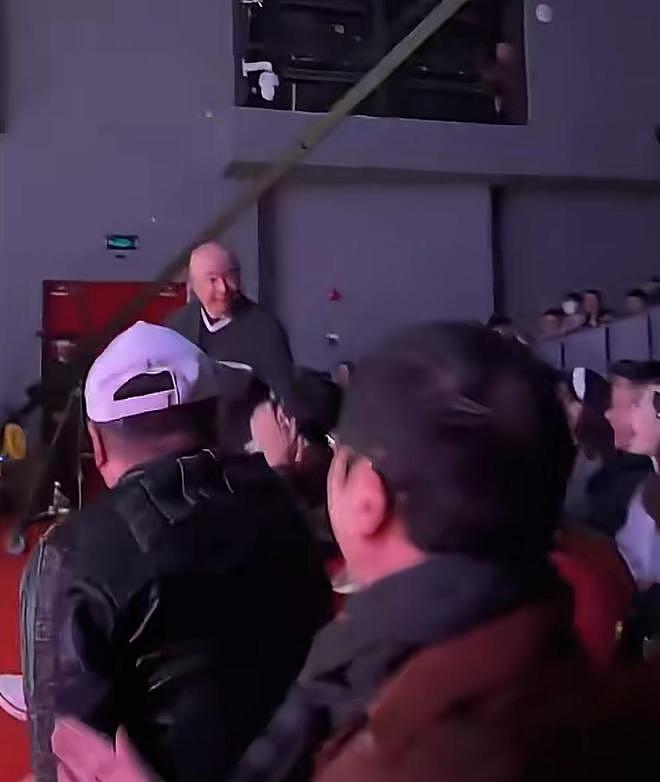 徐峥回上戏参加80周年校庆,被理发阿姨调侃没机会赚他钱,好有梗(组图) - 2