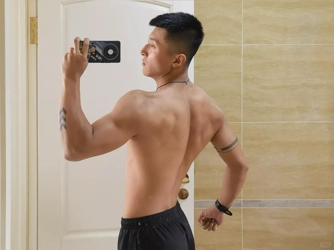 【帅哥】长相俊朗的健身肌肉男写真，宽肩细腰还挺有军人气质（组图） - 21