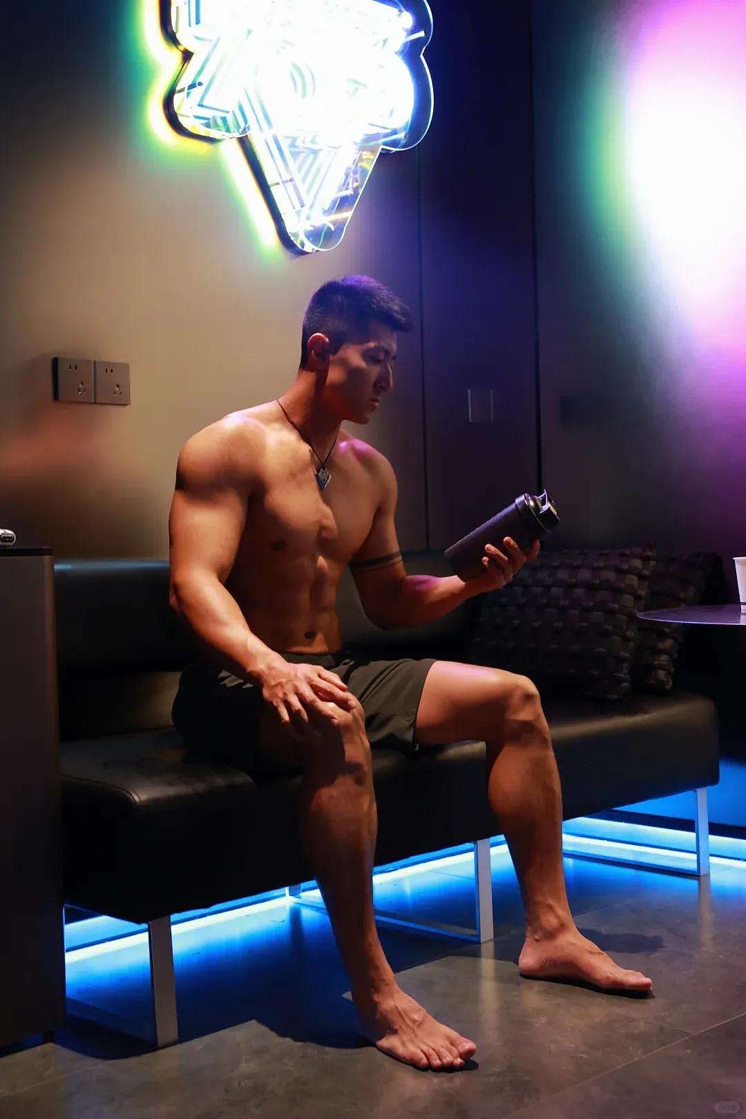 【帅哥】长相俊朗的健身肌肉男写真，宽肩细腰还挺有军人气质（组图） - 7