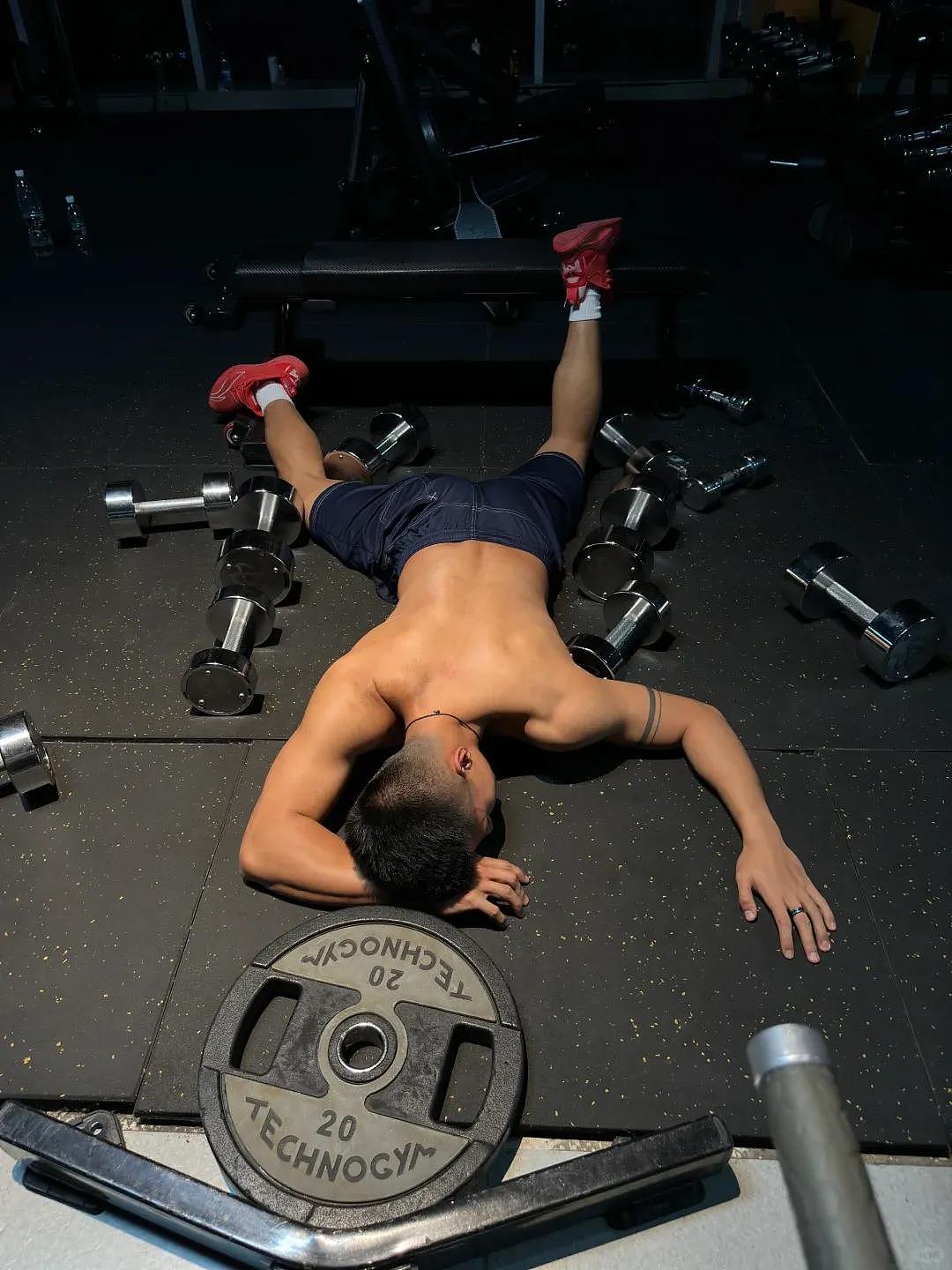【帅哥】长相俊朗的健身肌肉男写真，宽肩细腰还挺有军人气质（组图） - 9