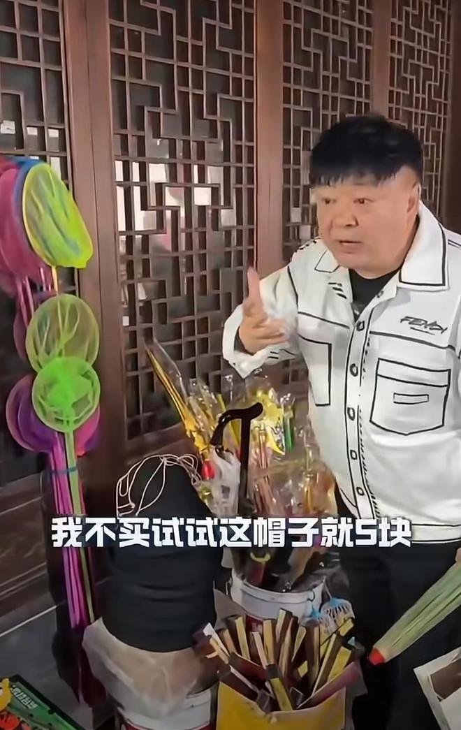 演员洪剑涛试戴帽子被要5元，不买不让戴，录视频闹大后景区道歉（组图） - 3