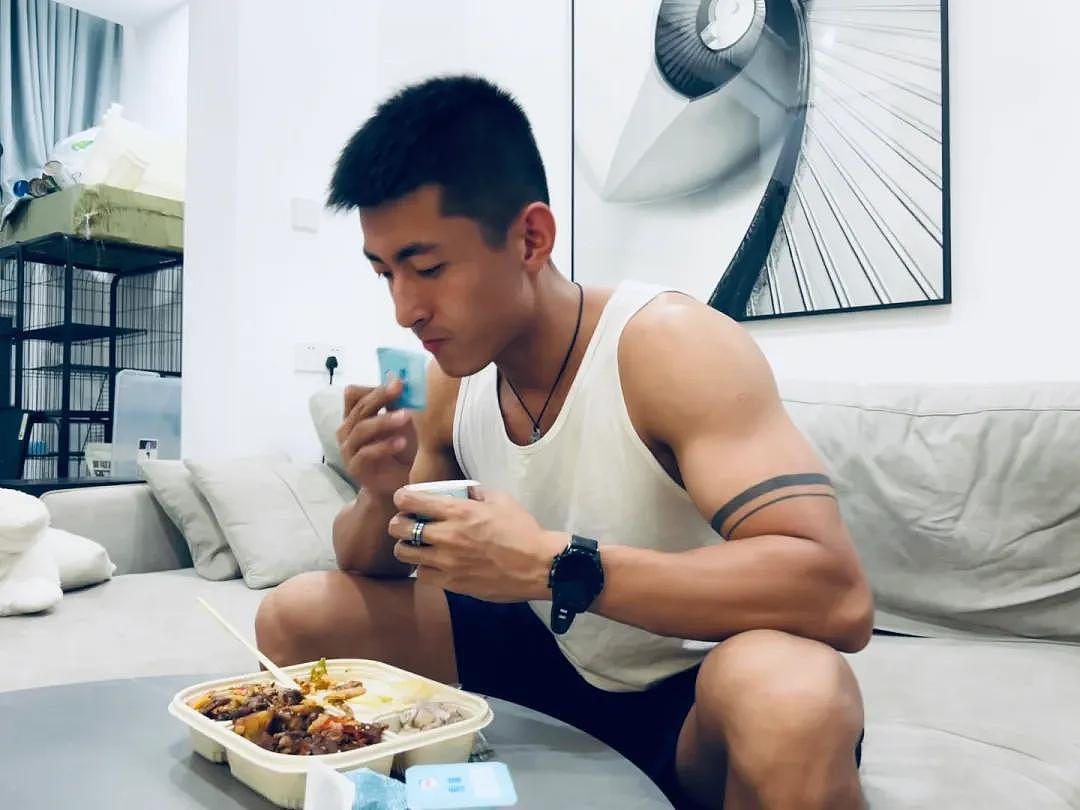 【帅哥】长相俊朗的健身肌肉男写真，宽肩细腰还挺有军人气质（组图） - 11