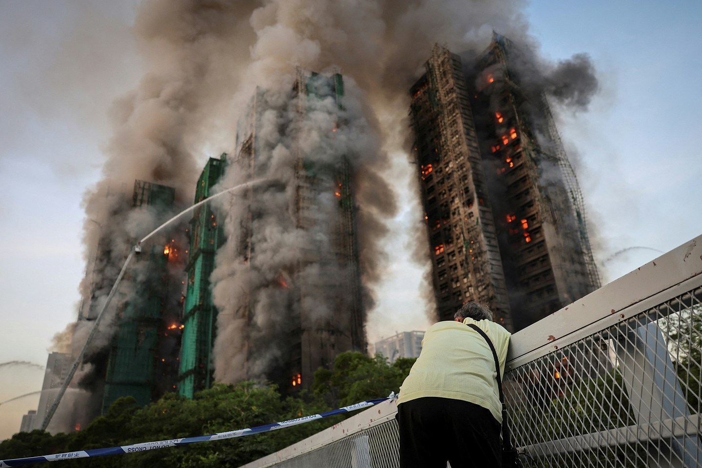 路透社香港大火老伯泪崩照震撼全球,子透露父早察觉不妥,出事前自行换掉窗外发泡胶(组图) - 2