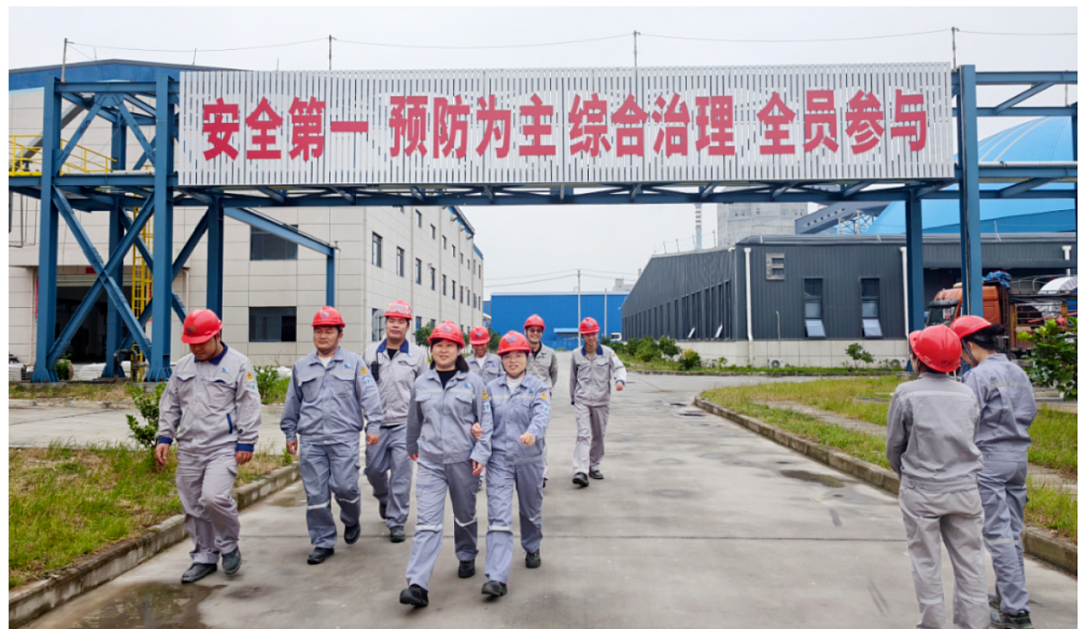 “进入厂区请放弃一切自由”，广西一公司现雷人标语，记者采访被怼：跟你有什么关系？警方介入（组图） - 5