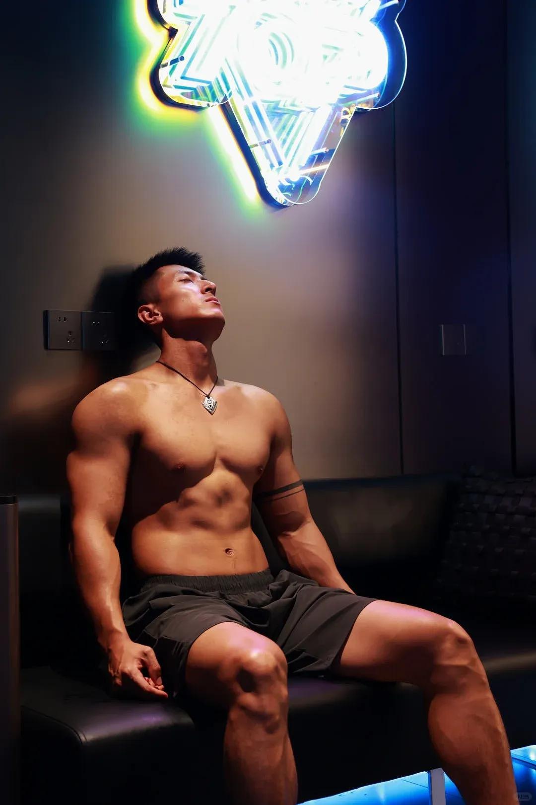 【帅哥】长相俊朗的健身肌肉男写真，宽肩细腰还挺有军人气质（组图） - 8