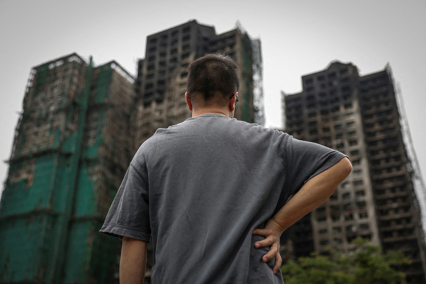 路透社香港大火老伯泪崩照震撼全球,子透露父早察觉不妥,出事前自行换掉窗外发泡胶(组图) - 10