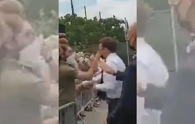 惊了！政坛小鲜肉当街被“做菜”：鸡蛋、面粉，网友：再来点牛奶就能摊煎饼（组图） - 17