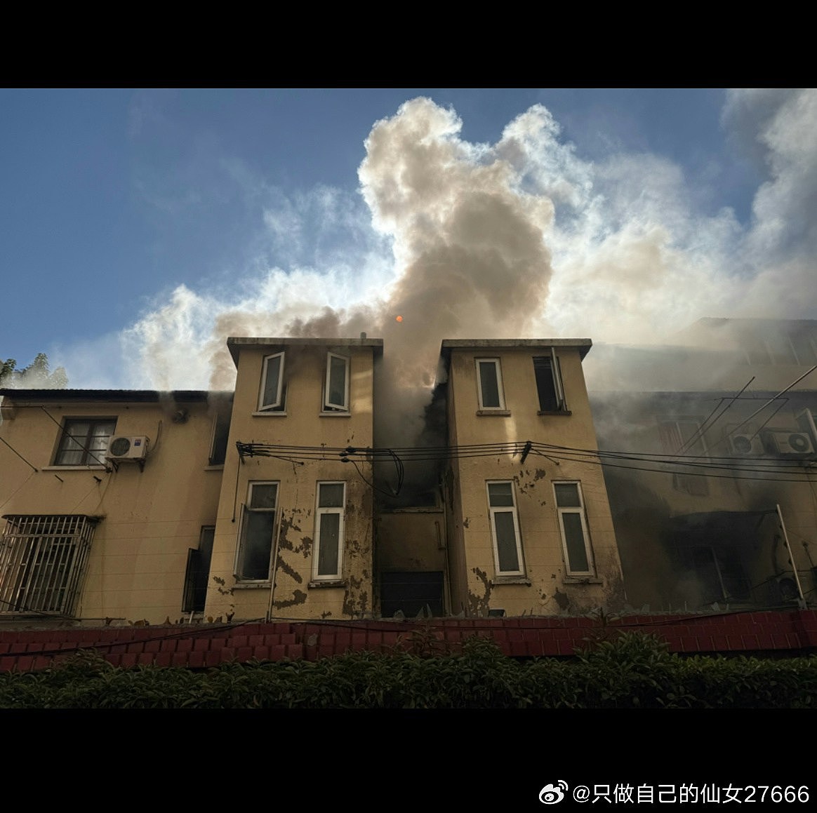上海黄浦区居民楼起火,现场浓烟滚滚,有长者从2楼跳下逃生受伤(视频/组图) - 2
