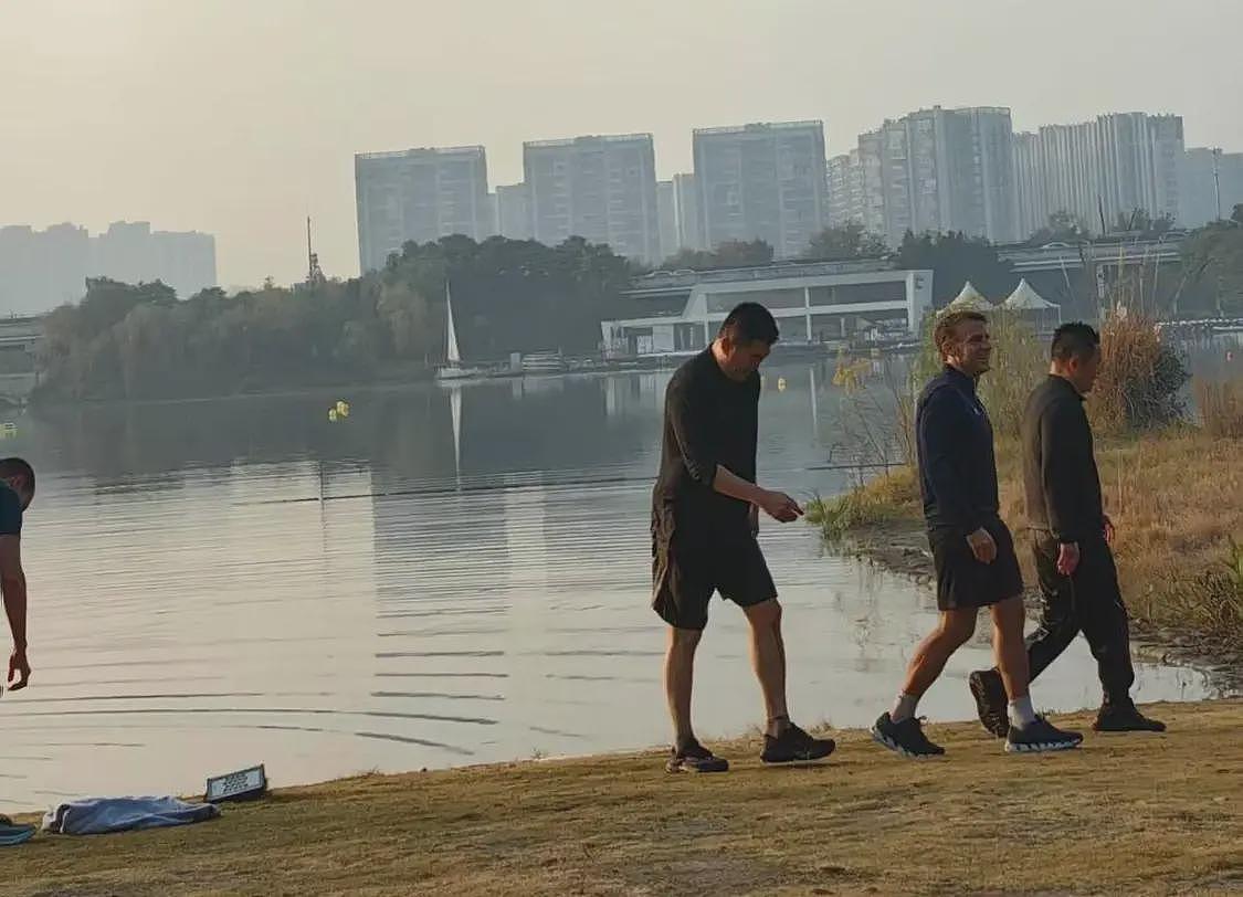 法国总统马克龙穿短裤在成都锦城湖晨跑,随行人员疑似下湖冬泳(组图) - 3