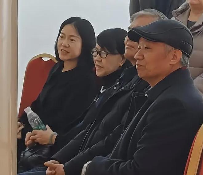 杨振宁去世一个月后，翁帆与妈妈看展近照曝光，打扮朴素笑容和善（组图） - 4