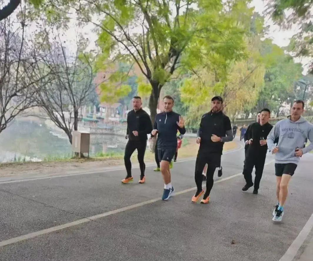 法国总统马克龙穿短裤在成都锦城湖晨跑,随行人员疑似下湖冬泳(组图) - 2