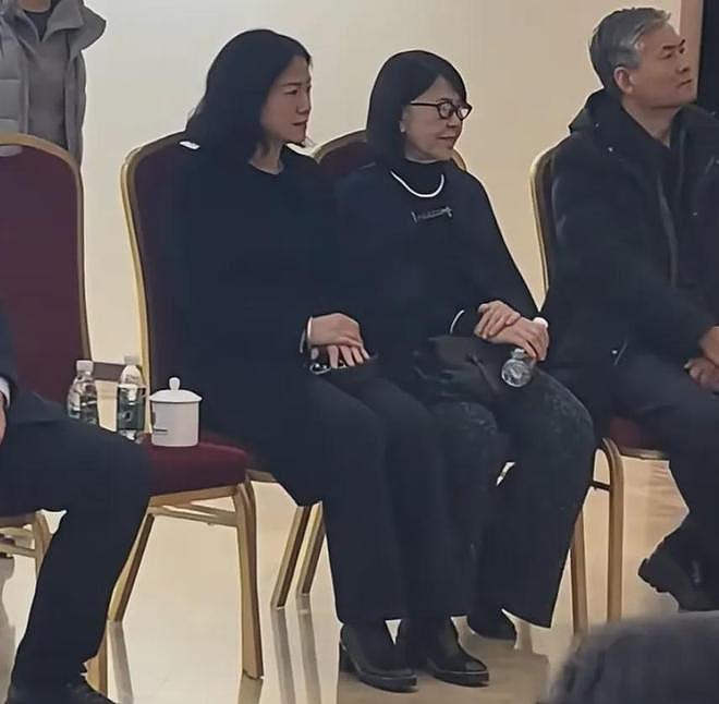杨振宁去世一个月后，翁帆与妈妈看展近照曝光，打扮朴素笑容和善（组图） - 8