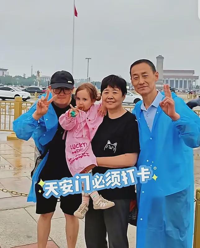江苏夫妻生出蓝眼金发娃，网友评论炸锅，爸爸：亲生的，娃返祖了（组图） - 5