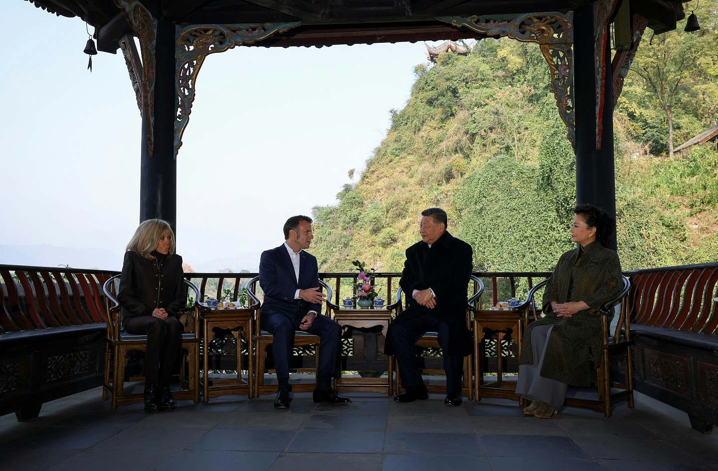 习近平与马克龙于都江堰非正式会晤,品茗共进午餐(组图) - 2