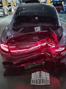 小米自动泊车突失控撞击两车，疑似车主：像发了疯（组图） - 4