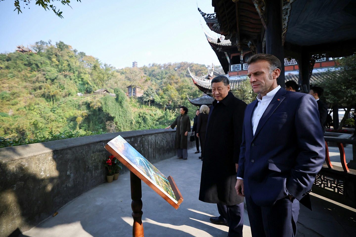 习近平与马克龙于都江堰非正式会晤,品茗共进午餐(组图) - 3